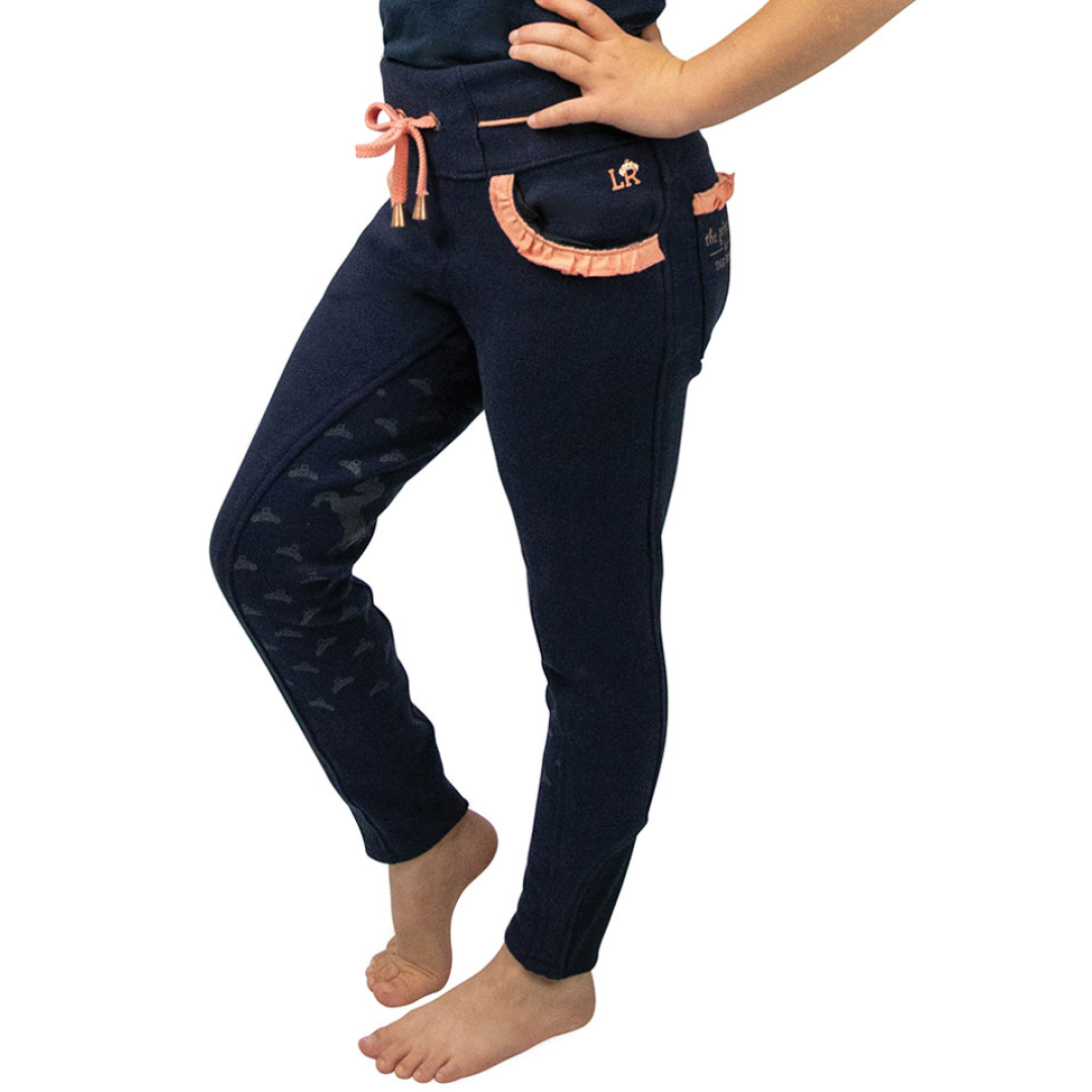 Little Rider, die Prinzessin und das Pony, ziehen Reithosen an