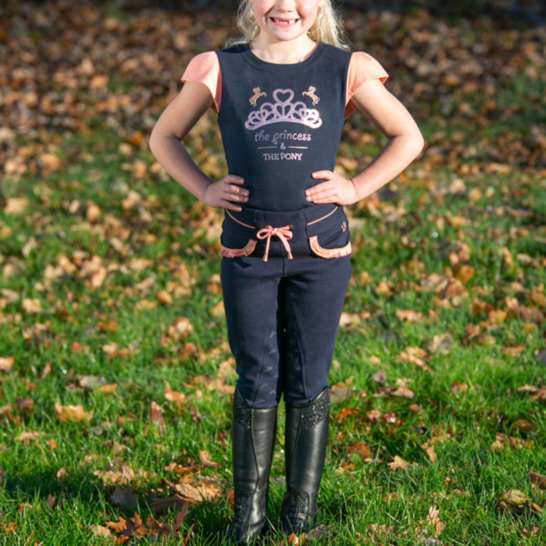 Little Rider, die Prinzessin und das Pony, ziehen Reithosen an