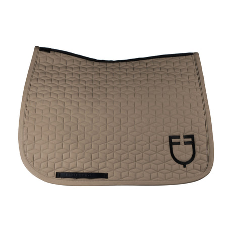 Dressage saddle pad with cube quilting